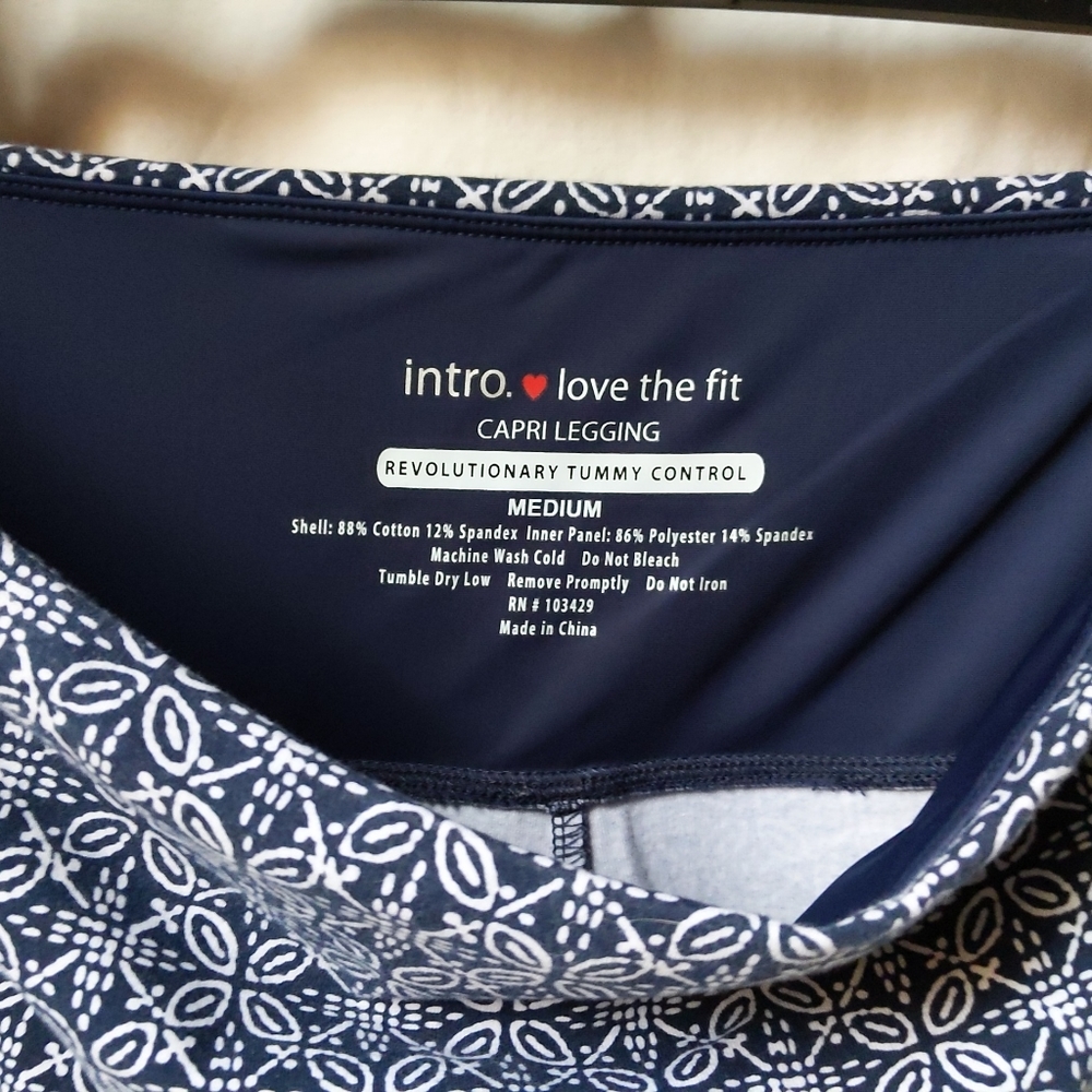 Intro. ❤️ Love The Fit Tummy Control Capri Legging Size M Navy Blue patterned